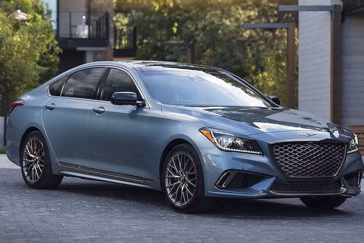 So với bản tiền nhiệm, Genesis G80 2019 có thiết kế không có nhiều thay đổi. Tuy nhiên, xe lại có bộ bodykit thể thao hơn, các đường viền trang trí ngoại thất màu chrome đen ấn tượng.