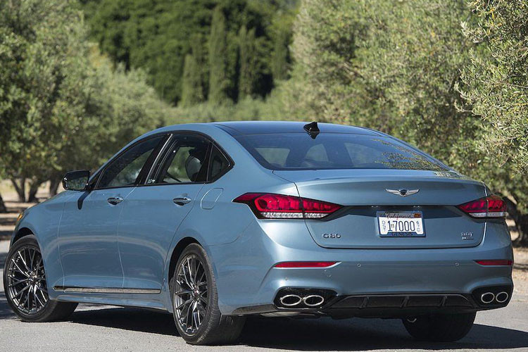 Genesis G80 2019 có 3 phiên bản động cơ là 3.8l V6 nạp khi tự nhiên 311 mã lực/397Nm, 3.3l V6 tăng áp kép 365 mã lực/509Nm và 5.0l V8 nạp khí tự nhiên 420 mã lực/520Nm. Tùy từng model, chiếc xe sẽ được trang bị hệ dẫn động cầu trước hoặc 4 bánh HTRAC, nhưng toàn bộ các loại động cơ trên đều đi kèm với hộp số tự động 8 cấp. Trong đó phiên bản động cơ 3.8l sở hữu gói trang bị thể thao Sport Packag.