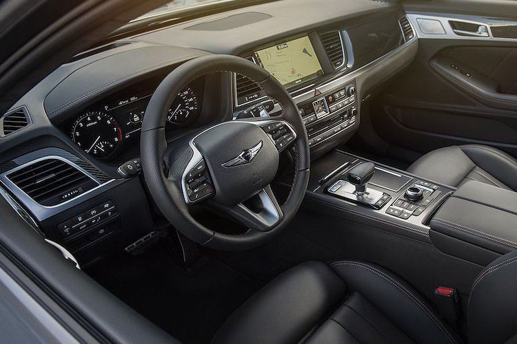 Nội thất tiện nghi với nhièu trang bị mới như bộ pedal nhôm cùng tay lái thể thao; hệ thống thông tin giải trí mới với màn hình cảm ứng 8 inch và tích hợp đầy đủ các kết nối smartphone như Apple Carplay hay Android Auto.