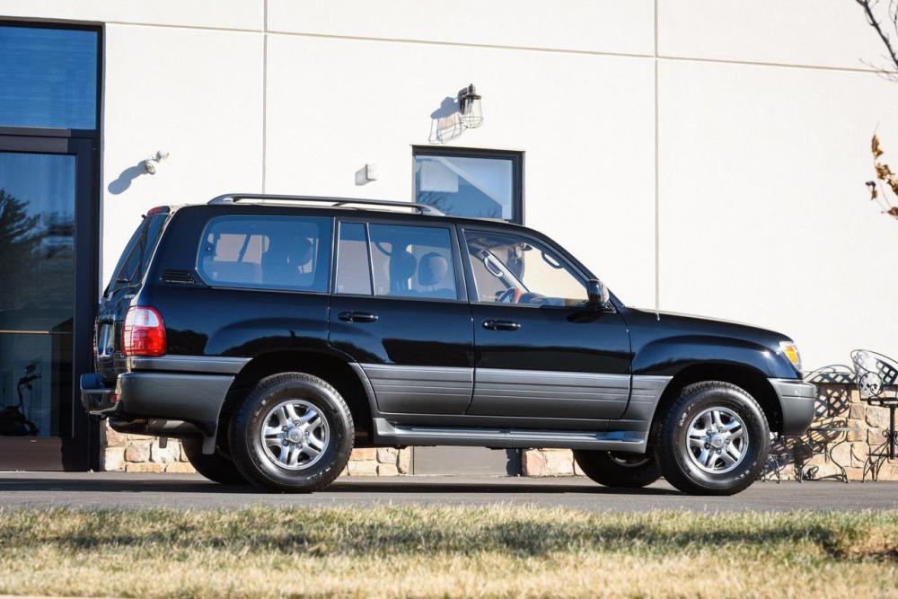 Do ít lăn bánh nên ngoại hình cả ngoài và trong xe còn khá mới.