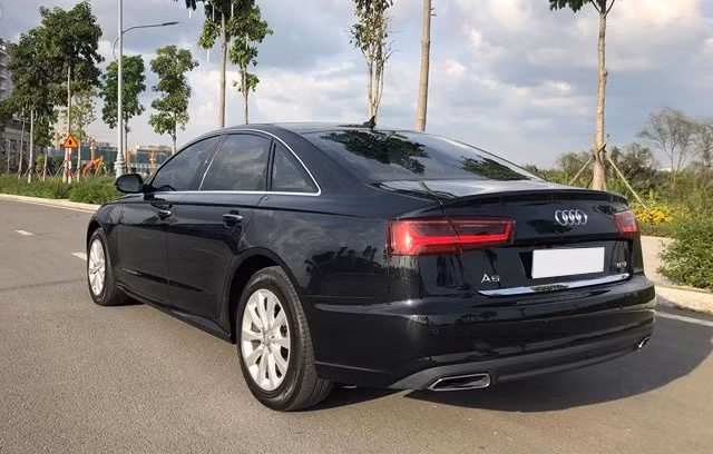 Audi A6 phiên bản 2016 dành cho thị trường Việt Nam sử dụng động cơ 1.8 TFSI, phun nhiên liệu trực tiếp, sản sinh công suất tối đa 190 mã lực. Khả năng tăng tốc 0-100 km/h trong 7,9 giây và mức tiêu thụ nhiên liệu chỉ 5,7 lít/100 km.