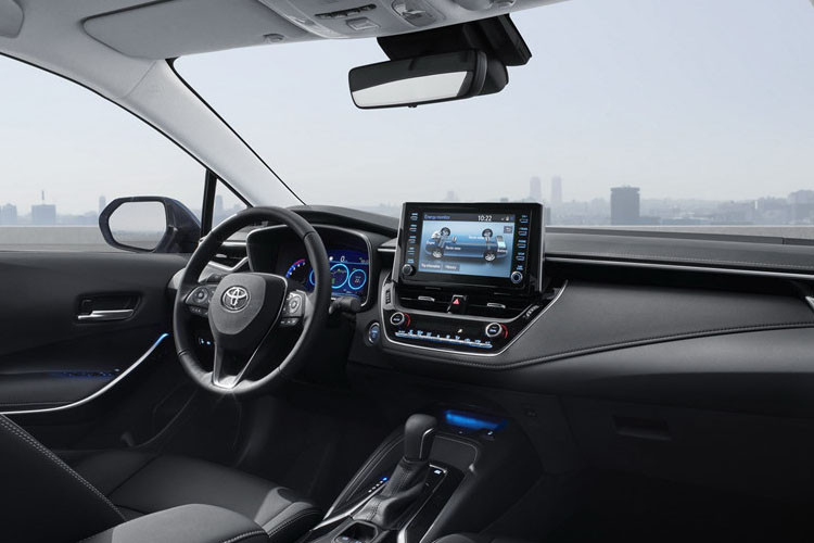 Bên trong xe được chú trọng thiết kế với nhiều tính năng, bao gồm hệ thống thông tin giải trí tương thích Apple CarPlay và Amazon Alexa.