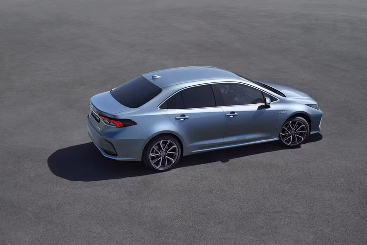 Phía đuôi xe lại được cho là có nhiều khác biệt so với bản hatchback.