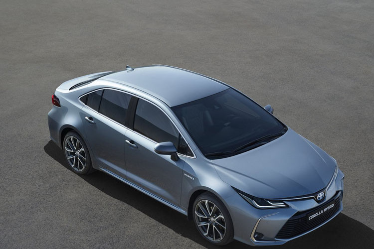 Thiết kế cuả mẫu xe sedan Toyota Corolla được thừa hưởng nhiều chi tiết nổi bật từ "người anh em" hatchback trước đó. Xe được đánh giá nhỏ gọn thế hệ mới có thiết kế góc cạnh, hung hãn hơn.