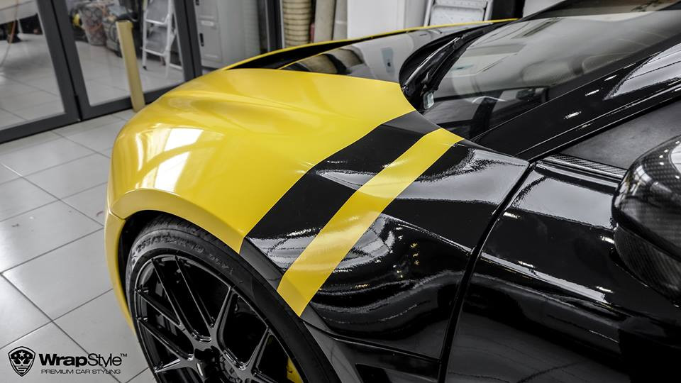 Điểm khác biệt chính là tay chơi phố núi chọn 2 màu tương phản là trắng và đen để thay áo.