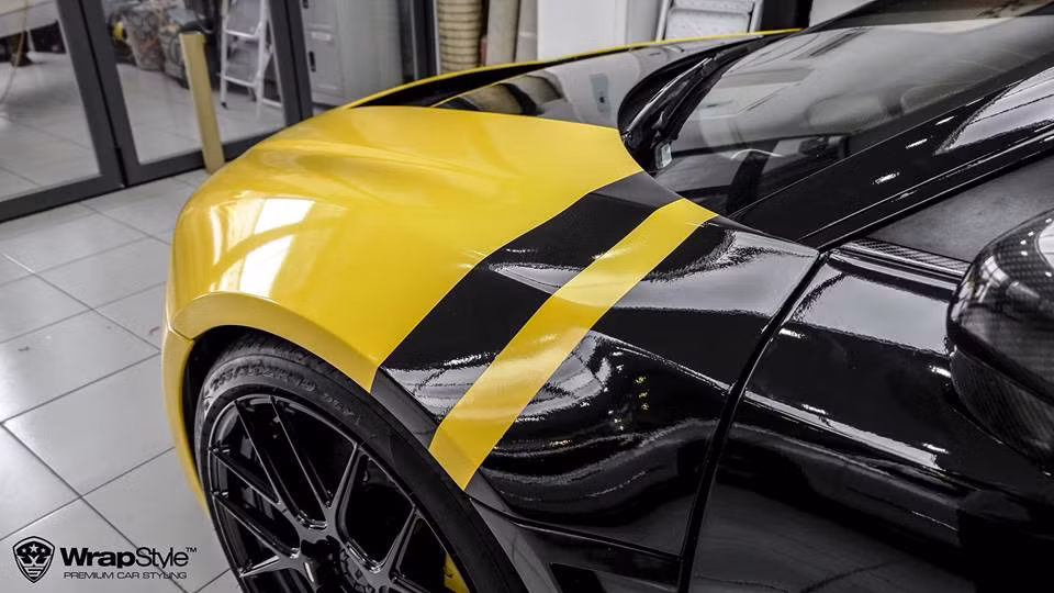 Điểm khác biệt chính là tay chơi phố núi chọn 2 màu tương phản là trắng và đen để thay áo.