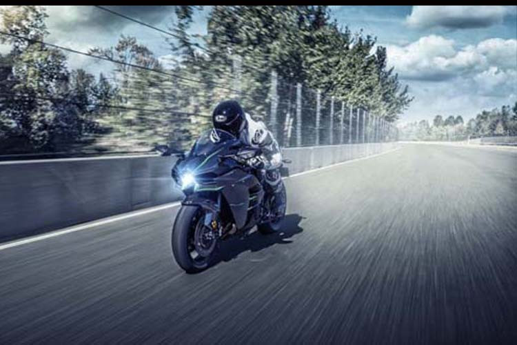 ... nhưng đã được nâng cấp để có thể vượt qua con số 214 mã lực của Ducati Panigale V4 để trở thành siêu môtô mạnh nhất thế giới.