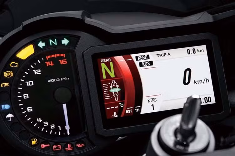 Các nâng cấp khác bao gồm bảng điều khiển công cụ TFT màu mới hiện bao gồm kết nối Bluetooth với điện thoại di động.