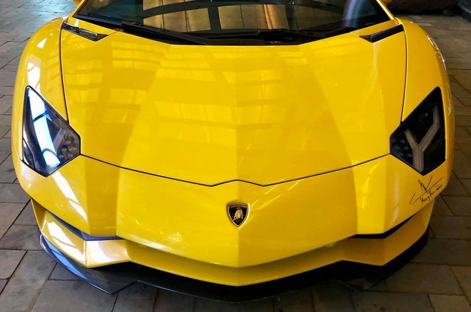 Nhiều người tỏ ra băn khoăn không biết chiếc Lamborghini Aventador S LP740-4 độc nhất Việt Nam được vận chuyển đến Buôn Mê Thuột bằng xe chuyên dụng hay do chủ nhân của nó tự lái đến.