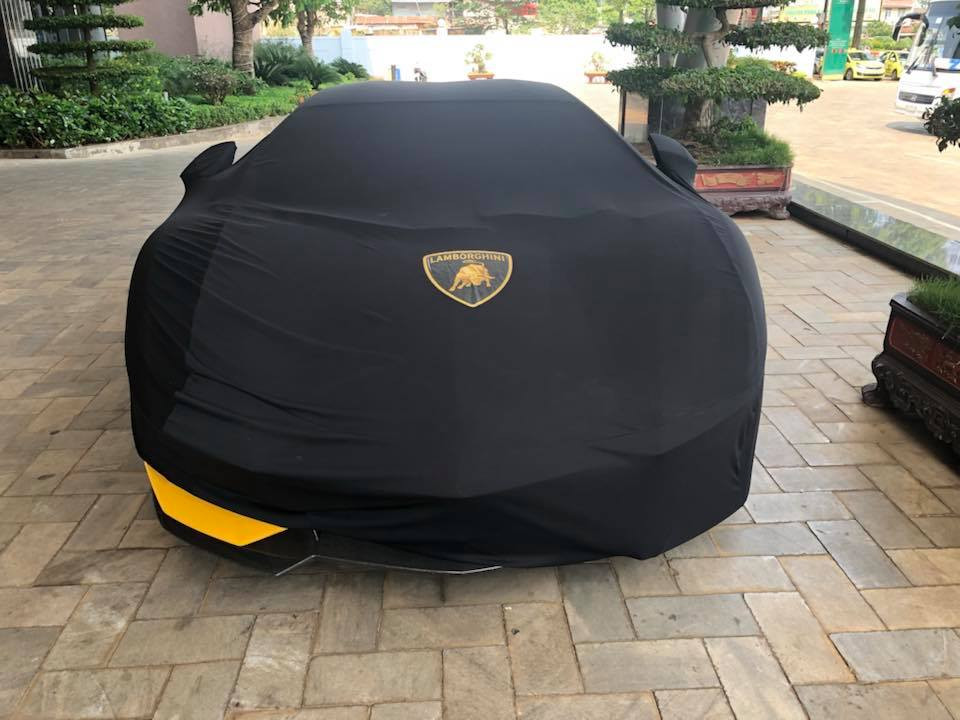 Bởi ngay khi đến nơi, chiếc xe được chủ nhân trùm kín bạt đỗ ngãy trước cửa khách sạn.