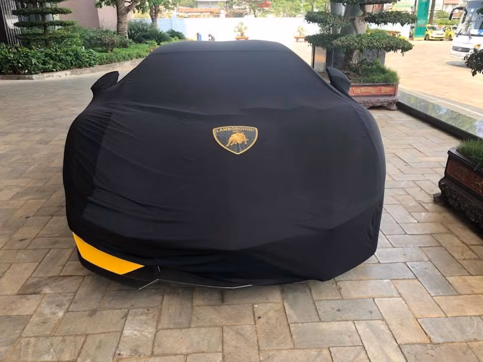 Bởi ngay khi đến nơi, chiếc xe được chủ nhân trùm kín bạt đỗ ngãy trước cửa khách sạn.