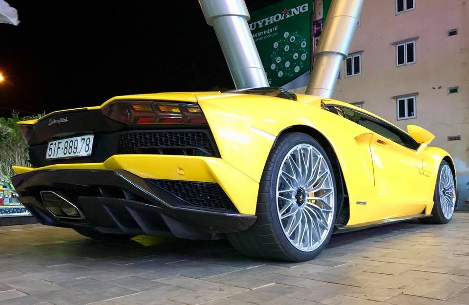 Chiếc Lamborghini Aventador S LP740-4 độc nhất Việt Nam xuất hiện tại Buôn Mê Thuột cách đây 2 ngày được đưa về nước vào cuối tháng 5/2017. Tuy nhiên, phải mất gần 2 tháng sau đó, "siêu bò" này mới được thông quan tại cảng Hải Phòng và nhanh chóng đưa về showroom siêu xe Lamborghini chính hãng để kiểm tra.