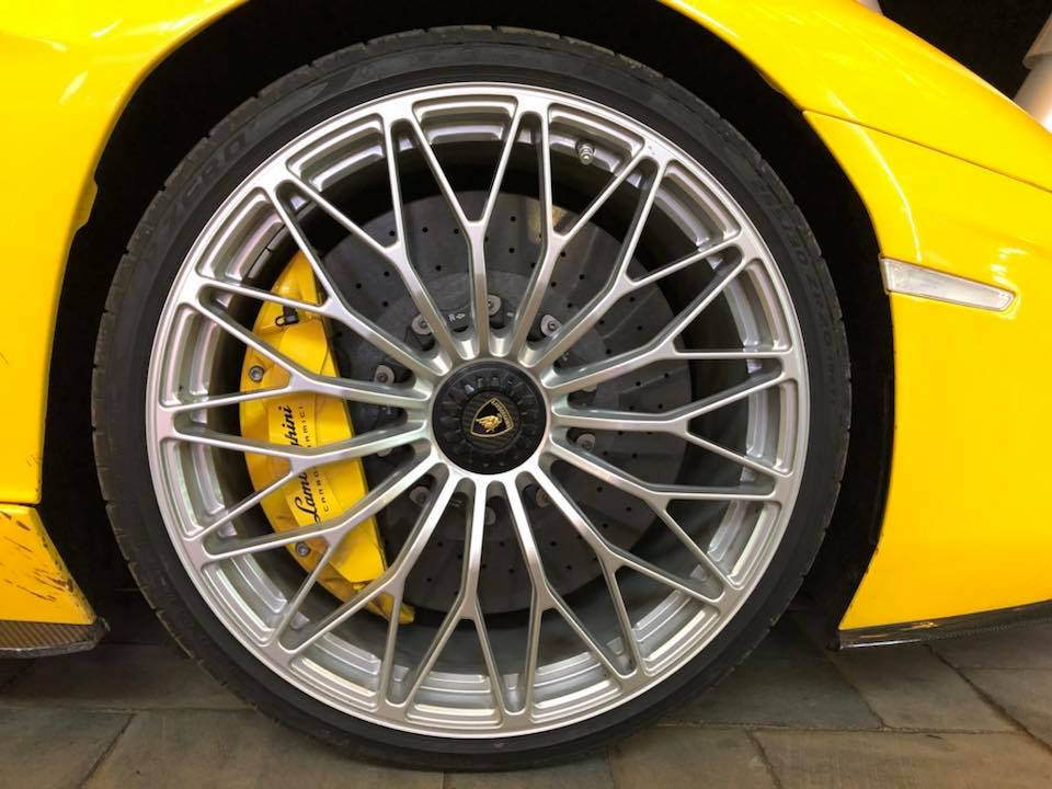 Xe sở hữu bộ mâm đa chấu và bộ lốp Pirelli P Zero "hàng thửa" độc lạ.