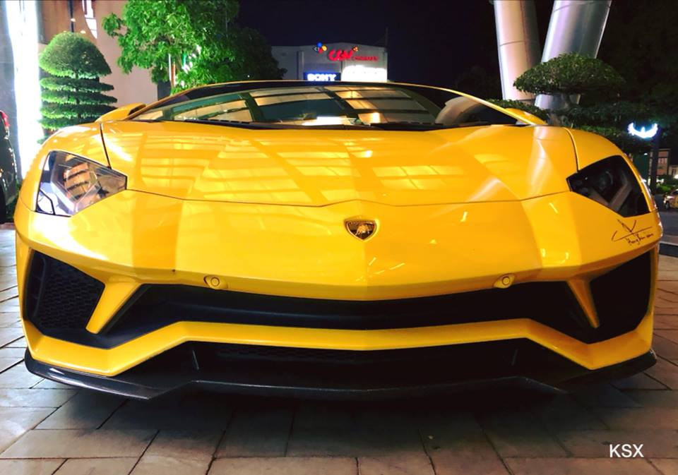 Đây được xem là chiếc Lamborghini đắt nhất Việt Nam. Danh hiệu này trước đó thuộc sở hữu của chiếc Lamborghini Aventador LP750-4 SV hiện đang nằm trong garage của Minh "Nhựa".