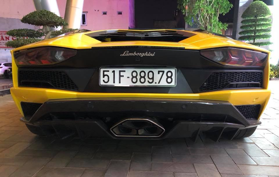 Theo nhiều tin đồn, chiếc Lamborghini Aventador S này được một người chơi xe tại quận 12, TP HCM thu nạp về garage và mức giá cho siêu xe này ra biển trắng (đóng đầy đủ các loại thuế) khoảng đến 48 tỷ đồng.