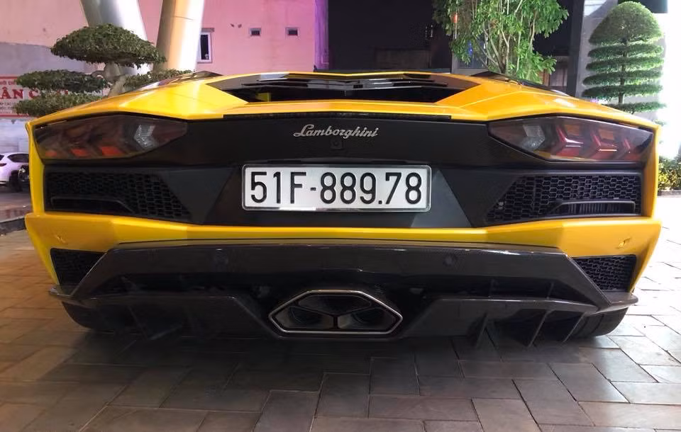 Theo nhiều tin đồn, chiếc Lamborghini Aventador S này được một người chơi xe tại quận 12, TP HCM thu nạp về garage và mức giá cho siêu xe này ra biển trắng (đóng đầy đủ các loại thuế) khoảng đến 48 tỷ đồng.
