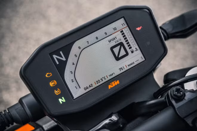 KTM 790 Duke mới được trang bị sẵn bảng đồng hồ màu TFT với tùy chọn kết nối điện thoại thông qua Bluetooth, cùng các tính năng khác bao gồm hệ thống hỗ trợ sang số nhanh, điều khiển khởi động lái đa nhiệm, hệ thống đo các thông số động cơ IMU,…