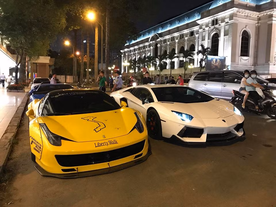 Dàn siêu xe triệu đô từng tham gia hành trình siêu xe Car &amp; Passion 2018 trước đó nay "hẹn hò" tụ tập tại địa điểm gần nhà hát TP HCM trước sự ngỡ ngàng đến bất ngờ của hầu hết người đi đường tại đây.