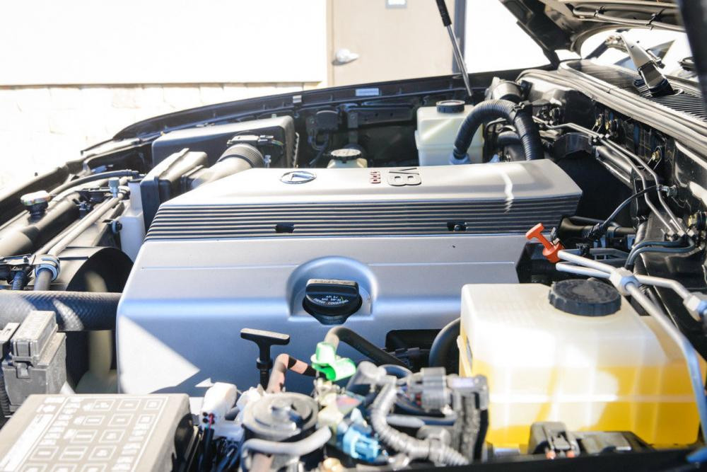 Toàn bộ động cơ xe còn mới tinh đến bất ngờ. Lexus LX470 đời 2001 được trang bị động cơ máy xăng V8, dung tích 4,7 lít, kết hợp với hộp số tự động.