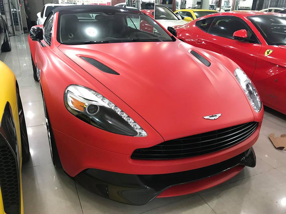 Ngoài ra, bộ sưu tập xế "khủng" của doanh nhân chơi siêu xe kín tiếng này còn có 2 chiếc Aston Martin khác là DB9 và DB9 Volante. Tất cả đều được dán đổi màu thành bạc. Trước đó, những chiếc siêu xe này được dán đề-can màu trắng.