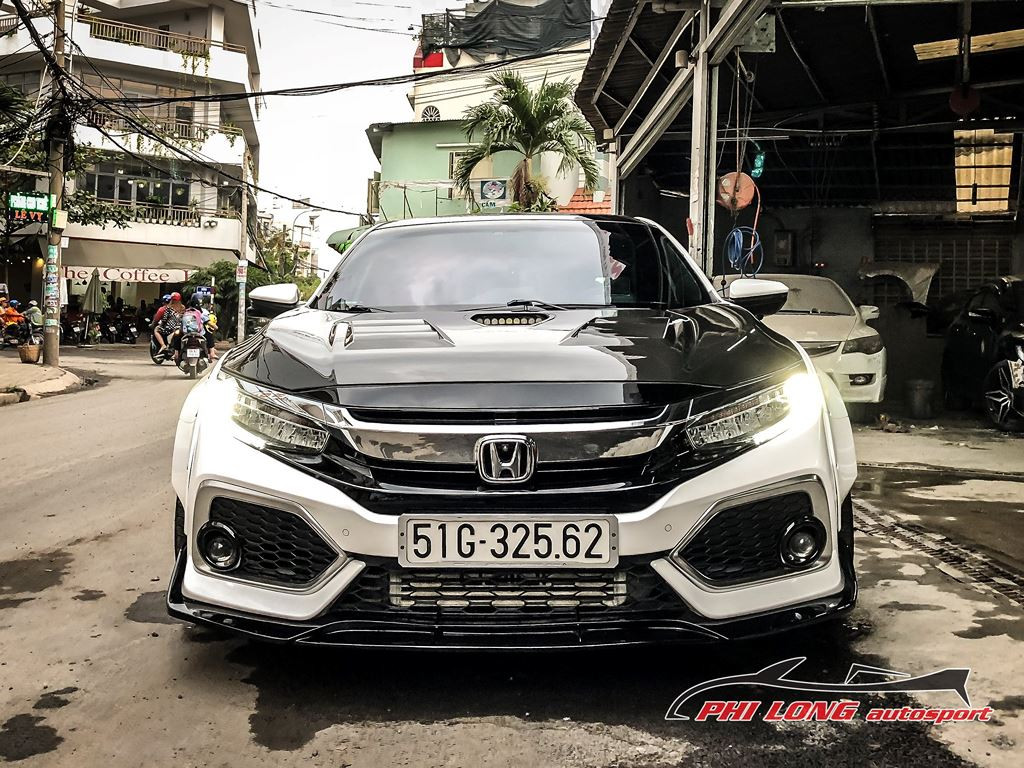 Phần cản trước và sau của xe lại được độ theo phong cách Type R nhưng đã có sự điều chỉnh ở một vài chi tiết, như viền ốp hốc gió cản trước, nẹp lướt gió trước, trang trí ở cản sau...