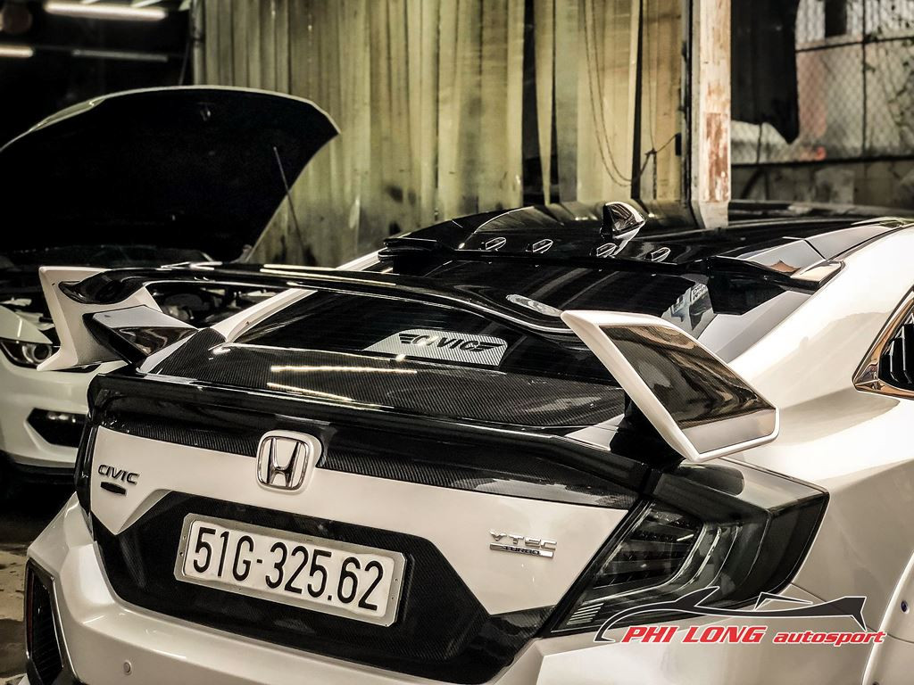 Cận cảnh cánh gió đuôi được gắn thêm sau xe.