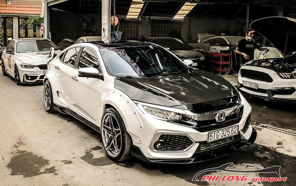 Chiếc Honda Civic độ khủng này được PhiLong AutoSport độ widebody-kit trở nên cực kỳ táo bạo, mạnh mẽ và thể thao hơn theo kiểu xe đua.