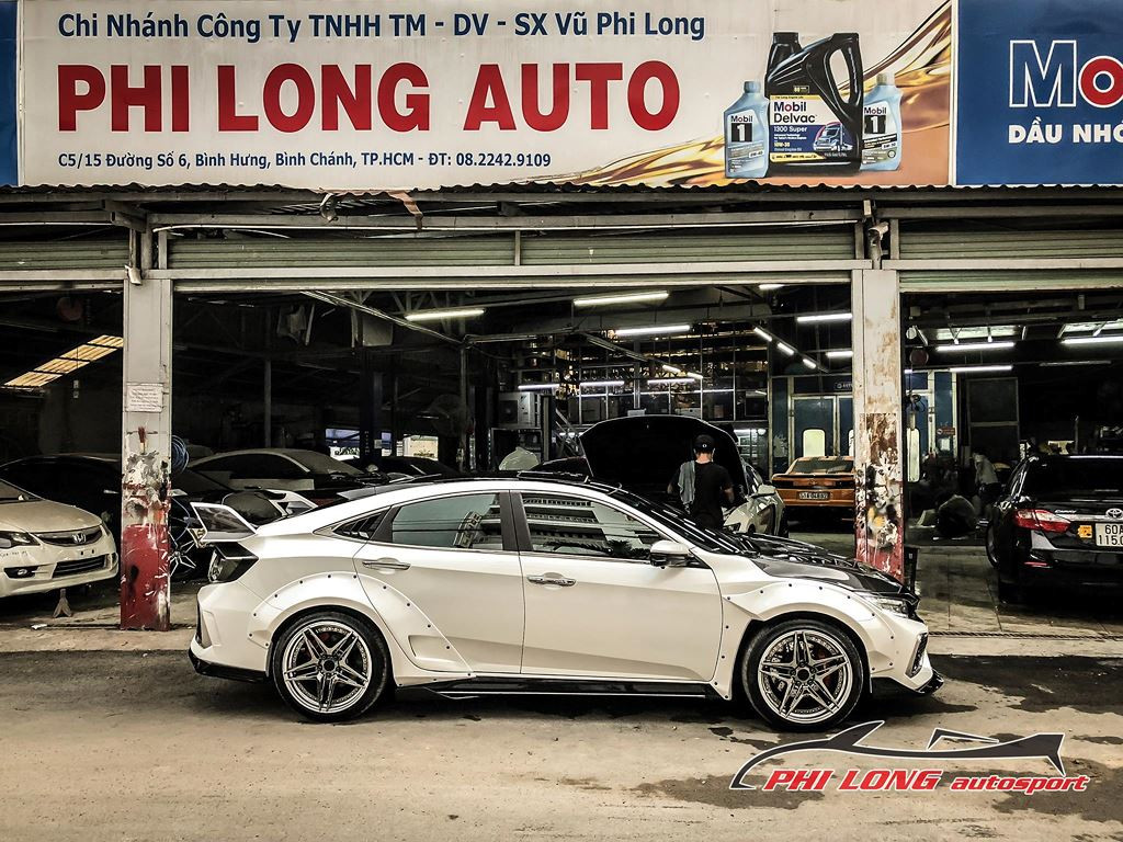 Phong cách xe đua thể hiện rõ nhất ở cánh gió đuôi khá lớn sau xe.