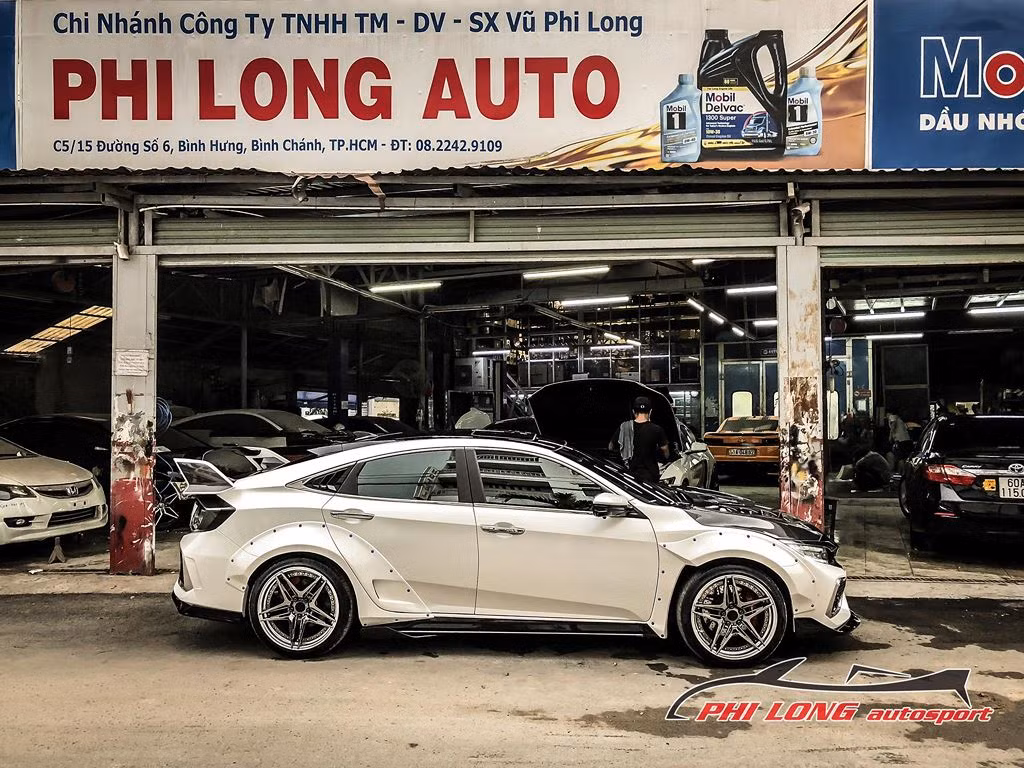 Phong cách xe đua thể hiện rõ nhất ở cánh gió đuôi khá lớn sau xe.