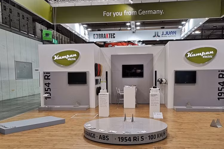 Gian hàng của Kumpan tại triển lãm EICMA 2018 sau khi vụ việc xảy ra. Vụ việc này được xem là rất lớn và chưa từng có tiền lệ trước đây tại một trong những triển lãm xe máy lớn nhất thế giới như EICMA.