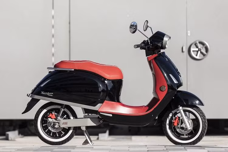 Mẫu tay ga chạy điện Kumpan 1954 Ri S mới (Sport), được xem là thế hệ thứ hai của mẫu xe tiền nhiệm 1954 Ri trước đó. Xe được thiết kế, phát triển và lắp ráp tại Đức bởi Kumpan Electric.