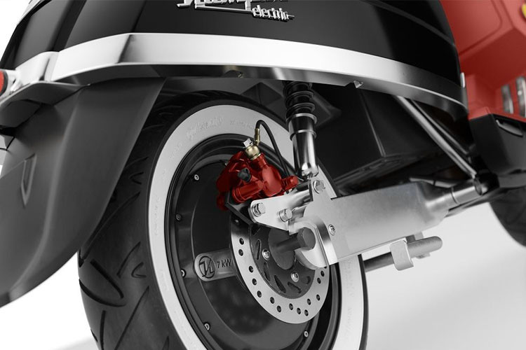 Kumpan 1954 Ri S trang bị hệ thống ABS 2 kênh và lốp xe thể thao tiêu chuẩn, đảm bảo cua thoải mái và an toàn.