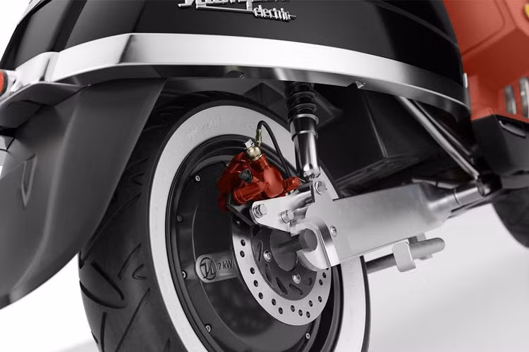 Kumpan 1954 Ri S trang bị hệ thống ABS 2 kênh và lốp xe thể thao tiêu chuẩn, đảm bảo cua thoải mái và an toàn.