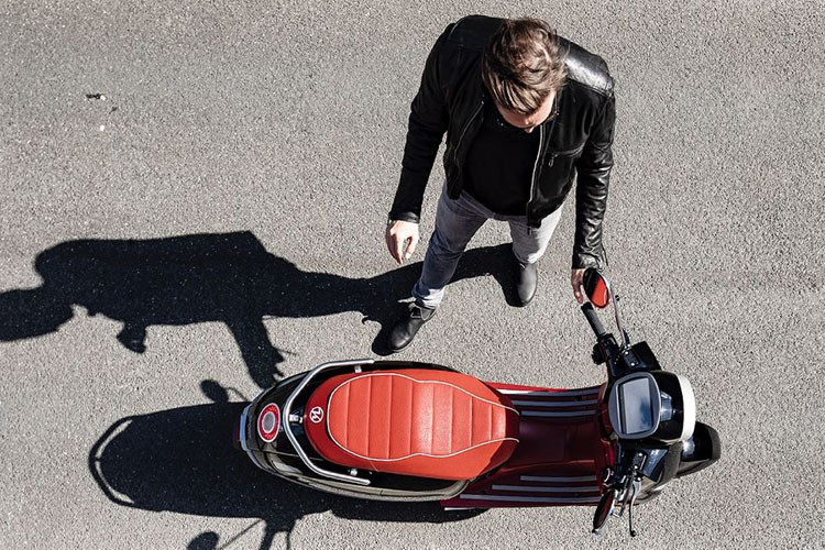 Kumpan 1954 Ri S sở hữu kích thước nhỏ, với tổng thể (Dài x Rộng x Cao) lần lượt (1950 x 730 x 1215)mm, chiều dài cơ sở 1.354mm. Trọng lượng không tải là 80kg, tải trọng tổng cộng có thể chịu được là 280kg.