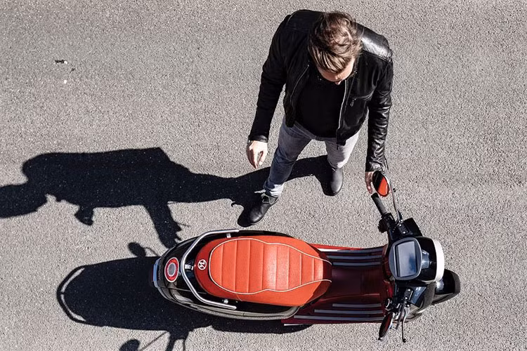 Kumpan 1954 Ri S sở hữu kích thước nhỏ, với tổng thể (Dài x Rộng x Cao) lần lượt (1950 x 730 x 1215)mm, chiều dài cơ sở 1.354mm. Trọng lượng không tải là 80kg, tải trọng tổng cộng có thể chịu được là 280kg.