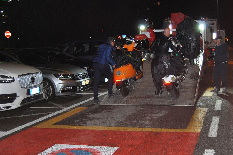 Cảnh sát Italia tiến hàng đưa xe những chiếc xe này về trụ sở để điều tra.