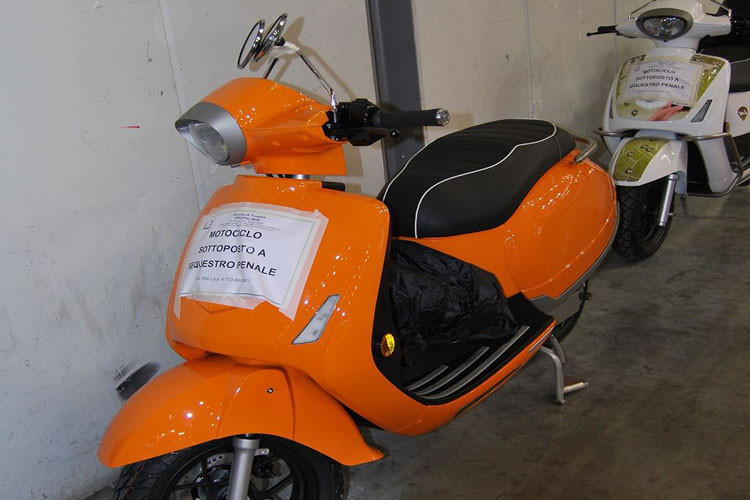 Những chiếc xe máy điện Kumpan bị tịch thu ngay tại triển lãm.