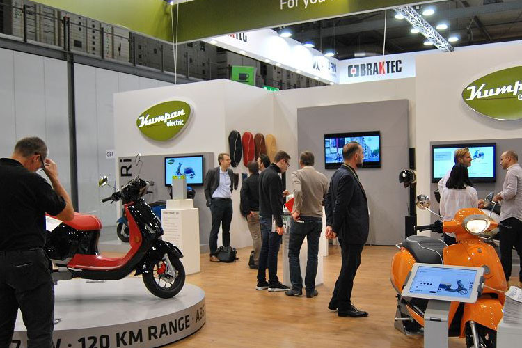 Ngay sau cáo buộc của hãng xe máy Piaggio, lập tức cảnh sát Italia đã vào cuộc và tiến hành thu giữ những chiếc xe máy điện Kumpan 1954 Ri S tại gian hàng của hãng này tại triển lãm EICMA 2018 đang diễn ra.