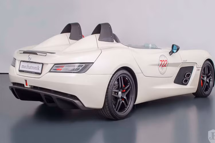 Siêu xe Mercedes-Benz SLR McLaren Stirling Moss 2009 được phát triển dựa trên những chiếc xe Công thức 1 giữa Mercedes và McLaren để cạnh tranh với Porsche Carrera GT và Ferrari Enzo.