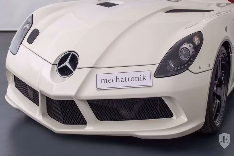 Mũi xe gần như được thiết kế lại hoàn toàn có phần giống những siêu xe nổi tiếng của McLaren với đèn pha được nhô lên.