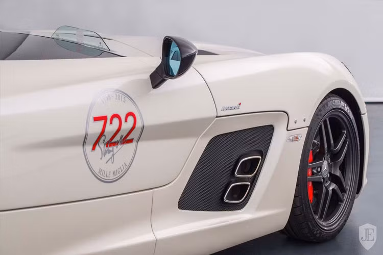 SLR McLaren Stirling Moss không có kính chắn gió mà chỉ được một đôi kính chăn gió nhỏ đi kèm với buồng lái “lộ thiên”.