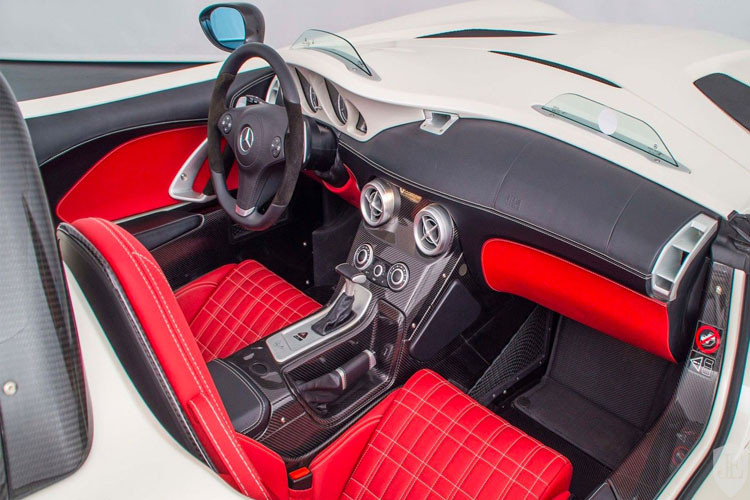 Nội thất màu đỏ tươi thêu chỉ nổi trắng thu hút.