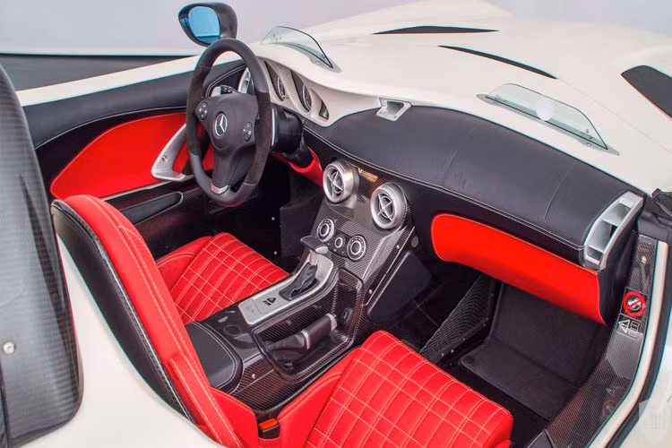 Nội thất màu đỏ tươi thêu chỉ nổi trắng thu hút.