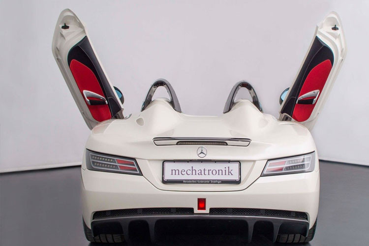 Xe được thiết kế cửa cắt chéo lạ mắt.