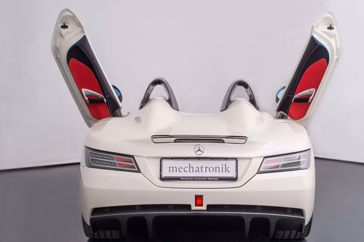 Xe được thiết kế cửa cắt chéo lạ mắt.