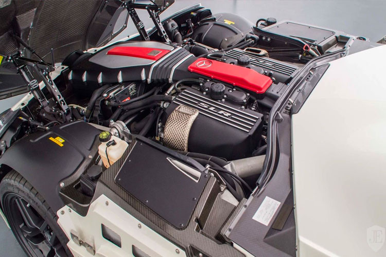 Siêu xe hàng hiếm này được trang bị động cơ V8 5.4L siêu nạp đặt ở phía trước và chỉ sử dụng hộp số tự động 5 cấp. Động cơ này được nâng cấp từ 617 mã lực và 780 Nm mô men xoắn lên công suất 651 mã lực và mô men xoắn 820 Nm đi qua các ống xả đặt phía sau bánh trước.