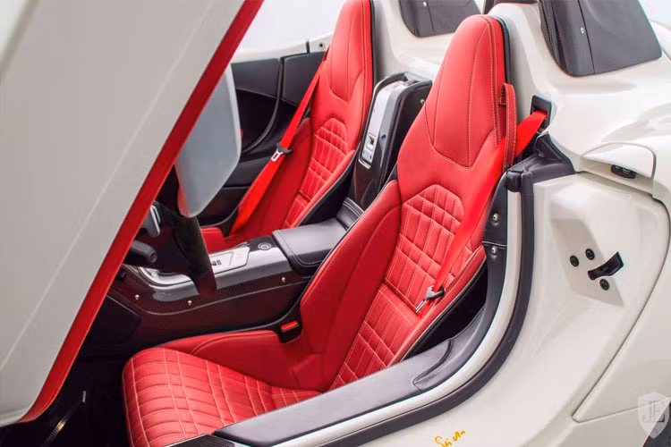 Ghế mang phong cách xe đua.