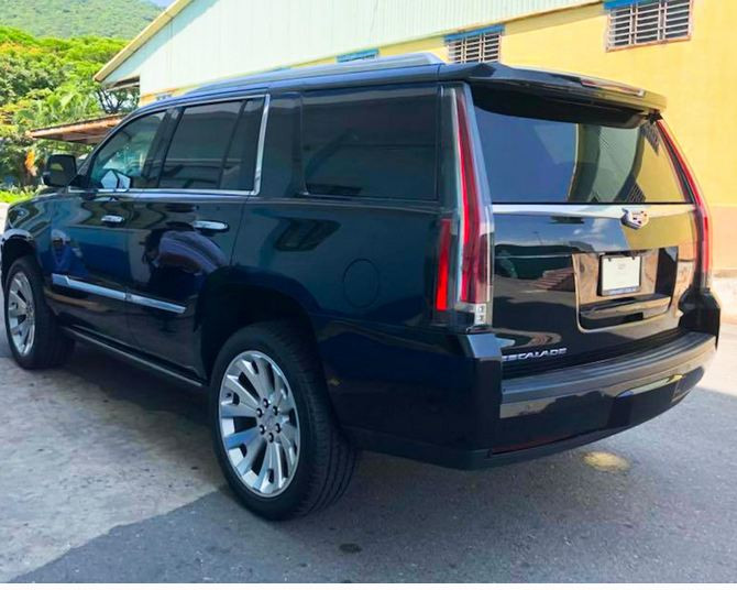 Xe cũng sử dụng bộ mâm hợp kim 6 chấu kép kích thước 22 inch (mâm tiêu chuẩn). Đèn hậu LED kéo dài không thể nhầm lẫn với bất kỳ xe nào khác nhất là vào ban đêm.