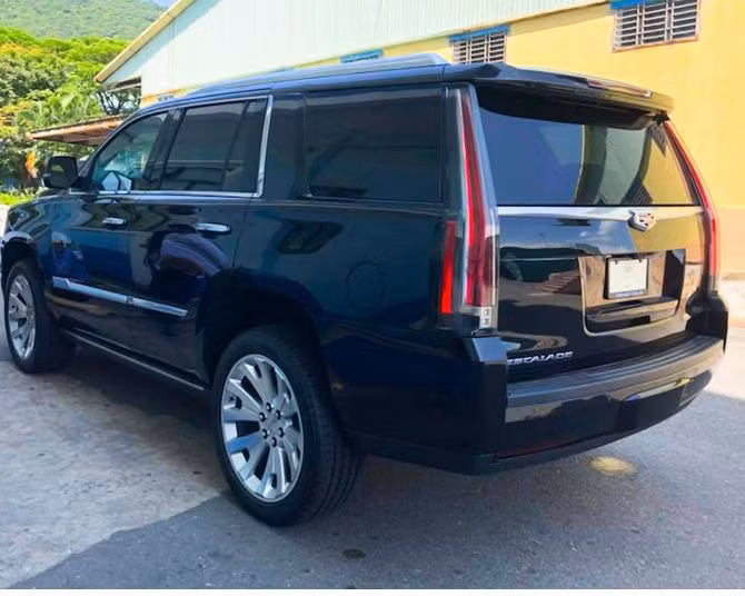 Xe cũng sử dụng bộ mâm hợp kim 6 chấu kép kích thước 22 inch (mâm tiêu chuẩn). Đèn hậu LED kéo dài không thể nhầm lẫn với bất kỳ xe nào khác nhất là vào ban đêm.