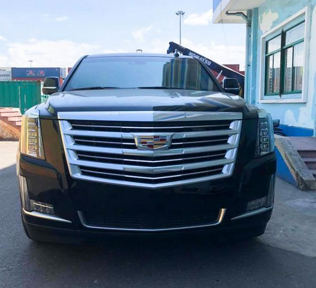 Được biết, chiếc Escalade phiên bản 2019 được nhập về cảng Tiên Sa, Đà Nẵng lần này thuộc phiên bản Planium cao cấp nhất hơn trên bản Luxury và Premium Luxury. Escalade có lưới tản nhiệt được thêm các nan nhỏ bên cạnh các nan lớn, logo Cadillac cũng được làm to hơn khá nhiều so với bản thường.